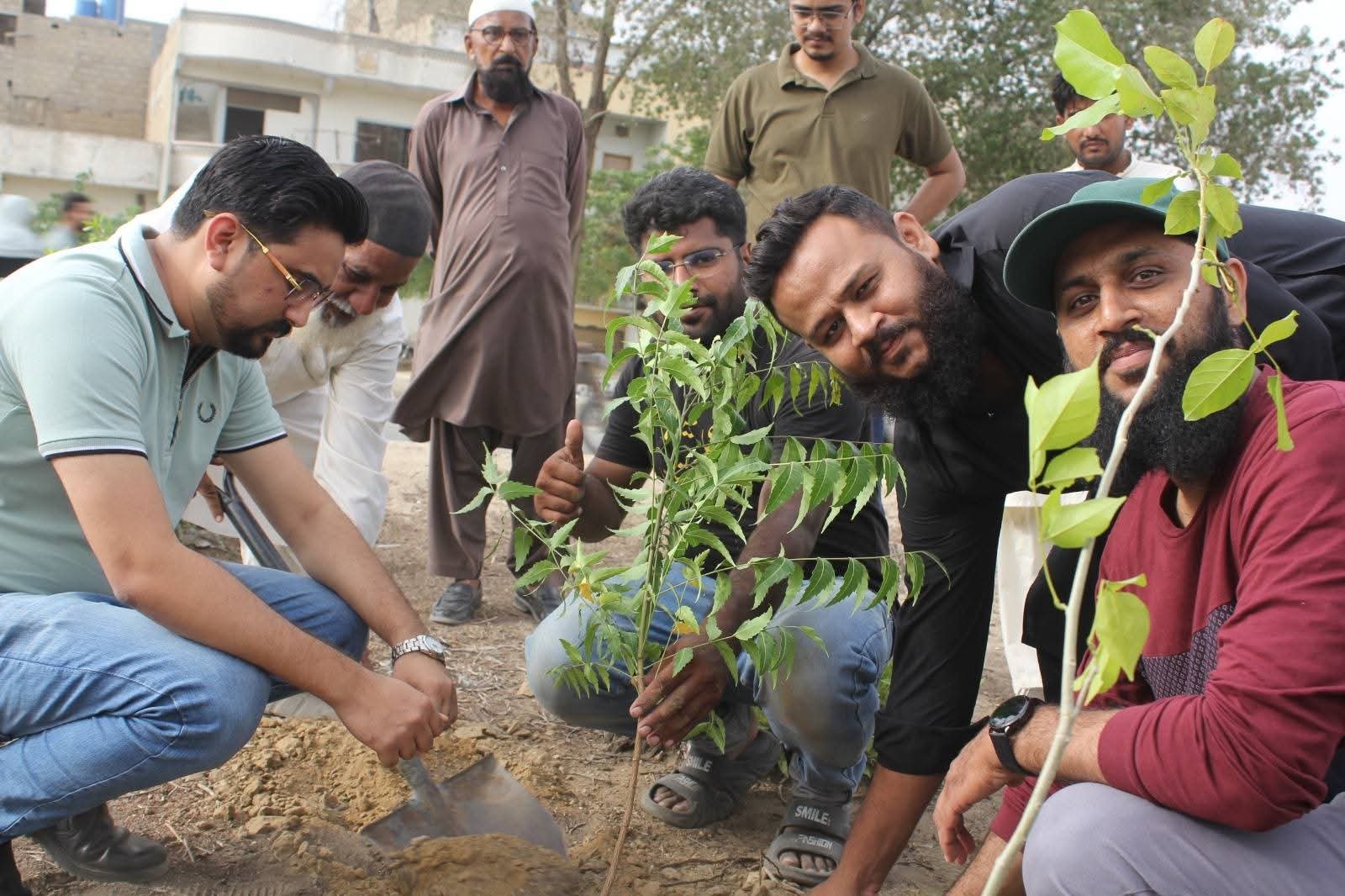 Community members Khidmate Pakistan works alongside